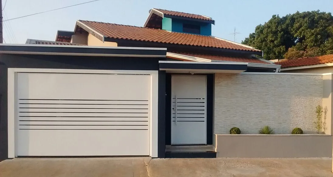 Portão de metal claro em residência contemporânea