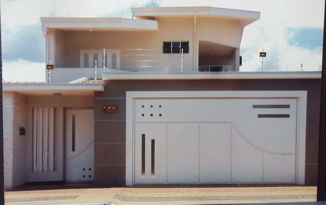 Projeto residencial de portão em metal feito sob medida
