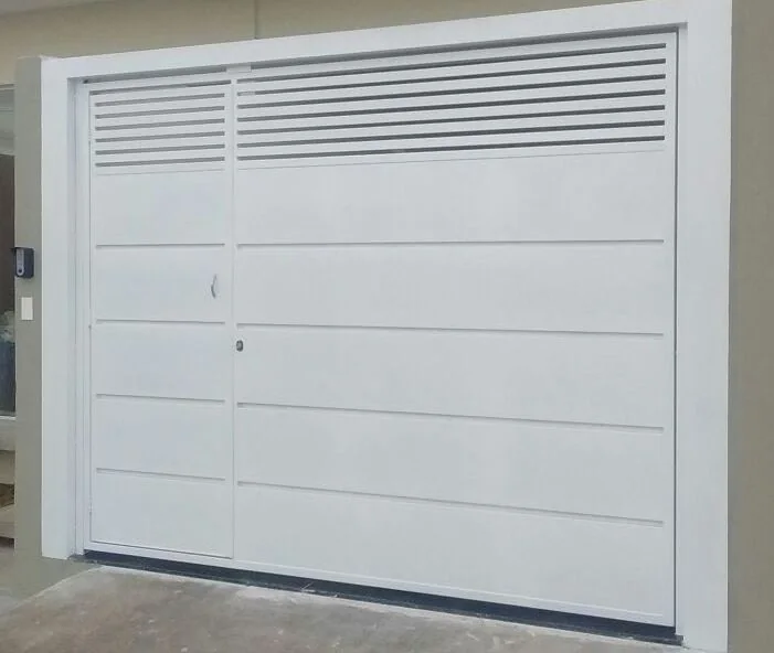 Portão residencial branco com porta social produzido sob medida pela Esquadriart